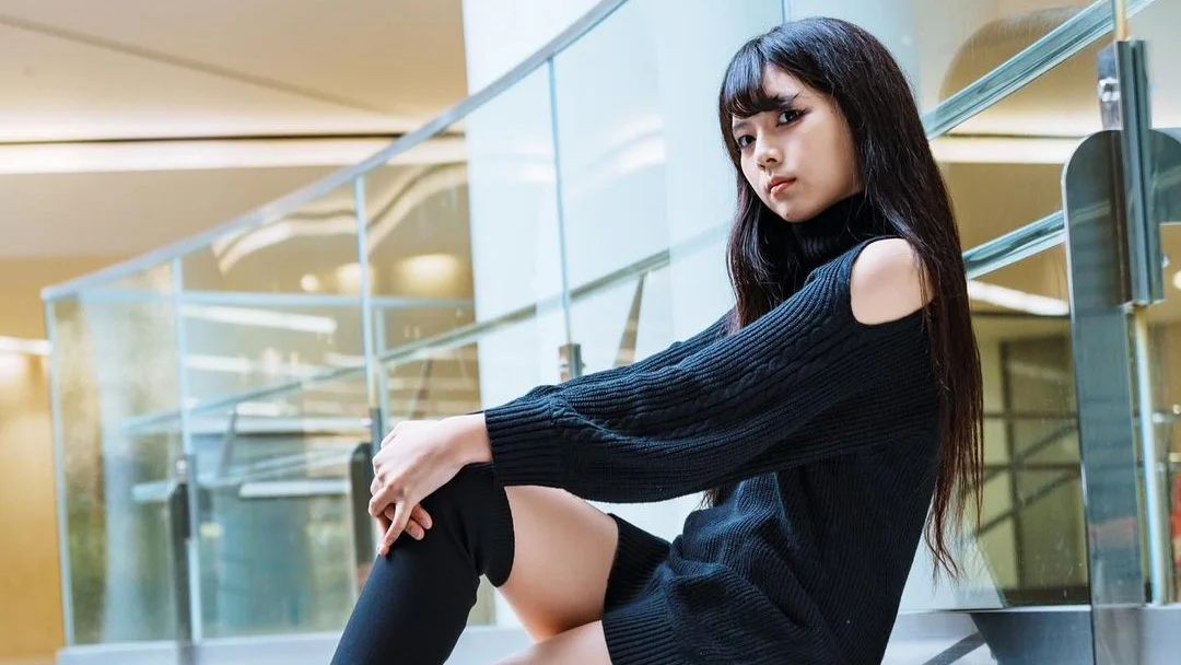 Asian girl sitting at a mall posing for portrait photography applying the rule of thirds