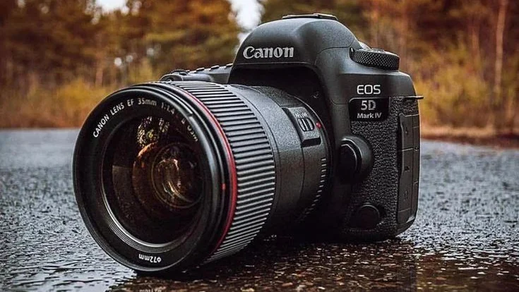 photo of a DSLR camera, high-resolution, close-up photo, reflection in water, best beginner dslr camera